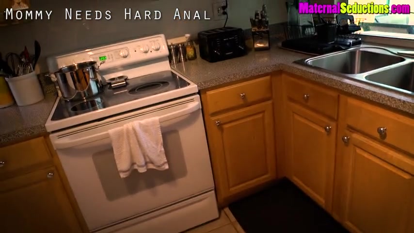 Mom drops her bathrobe for son and wants him to fuck her – Melanie Hicks